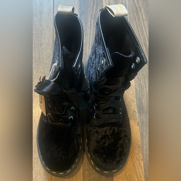 Dr.Marten’s Women's 1460 Pascal Velvet Boots 🥾 - Picture 4 of 13